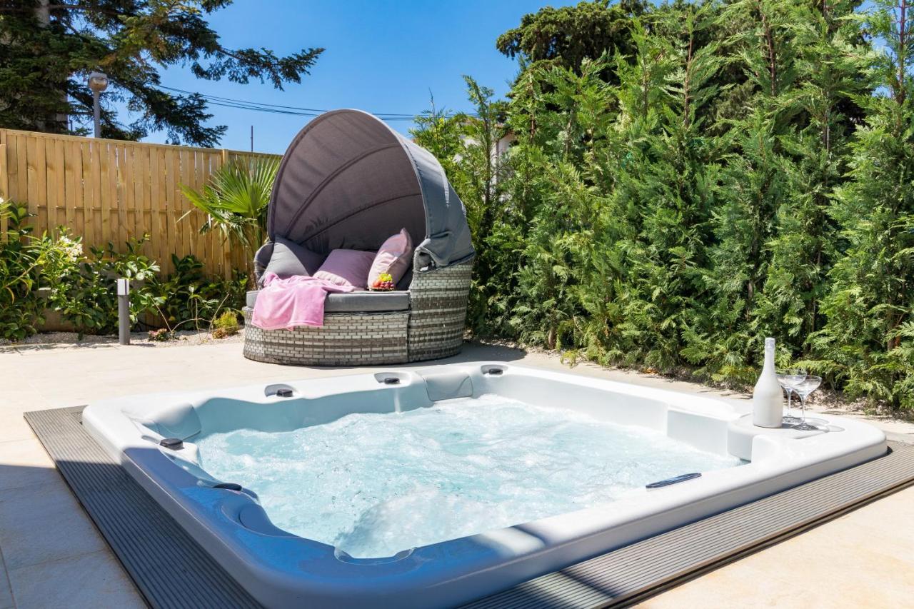Villa Elena Deluxe Mit Whirlpool Und Beheiztem Pool Am Meer Und Wunderschoenen Blick Auf Die Brijuni Inseln Fažana Exterior foto