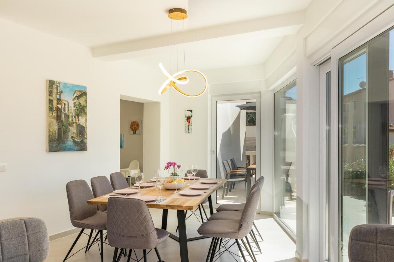 Villa Elena Deluxe Mit Whirlpool Und Beheiztem Pool Am Meer Und Wunderschoenen Blick Auf Die Brijuni Inseln Fažana Exterior foto