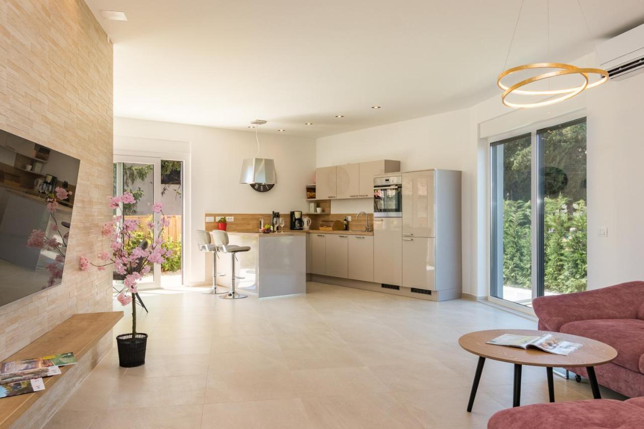Villa Elena Deluxe Mit Whirlpool Und Beheiztem Pool Am Meer Und Wunderschoenen Blick Auf Die Brijuni Inseln Fažana Exterior foto